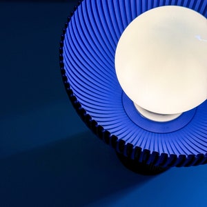 ECO Lampe à poser Bleu Klein, pour une décoration maison originale PERL image 2