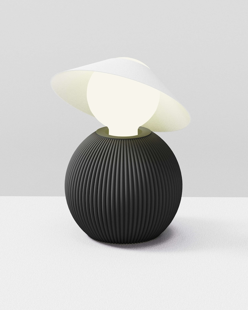 Lampe à poser eco, design, imprimée en 3D. La dame au chapeau image 3