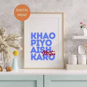 Op de afbeelding: Een digitale print van een poster met een keukenthema met de tekst "KHAO PIYO AISH KARO" in blauwe letters en "Mitro" in rode letters.