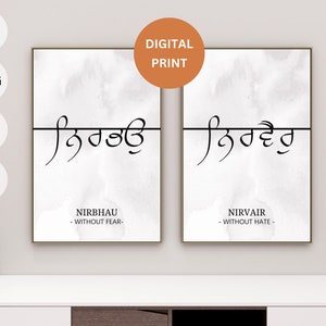 Könnte beinhalten: Zwei digitale Drucke mit Aquarellhintergrund. Die Drucke zeigen die Punjabi-Wörter "nirbhau" und "nirvair" in schwarzer Schrift, was "ohne Angst" und "ohne Hass" bedeutet.