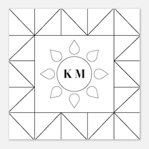 Op de afbeelding: Een wit vierkant ontwerp met een zwarte geometrische patroonrand. Binnenin staat een cirkel met de letters "KM" en is omgeven door gestileerde druppelvormen. Het algehele ontwerp is symmetrisch en minimalistisch.