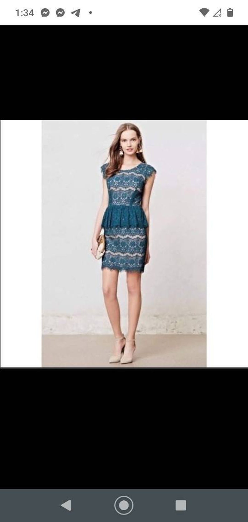 Puede incluir: Un vestido de encaje azul turquesa con cintura peplum y mangas cortas. El vestido es entallado y tiene un dobladillo festoneado.