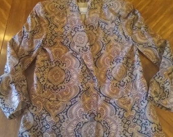 Vintage 100% Silk women's blazer size 6. In mint condition. Amazing unique print