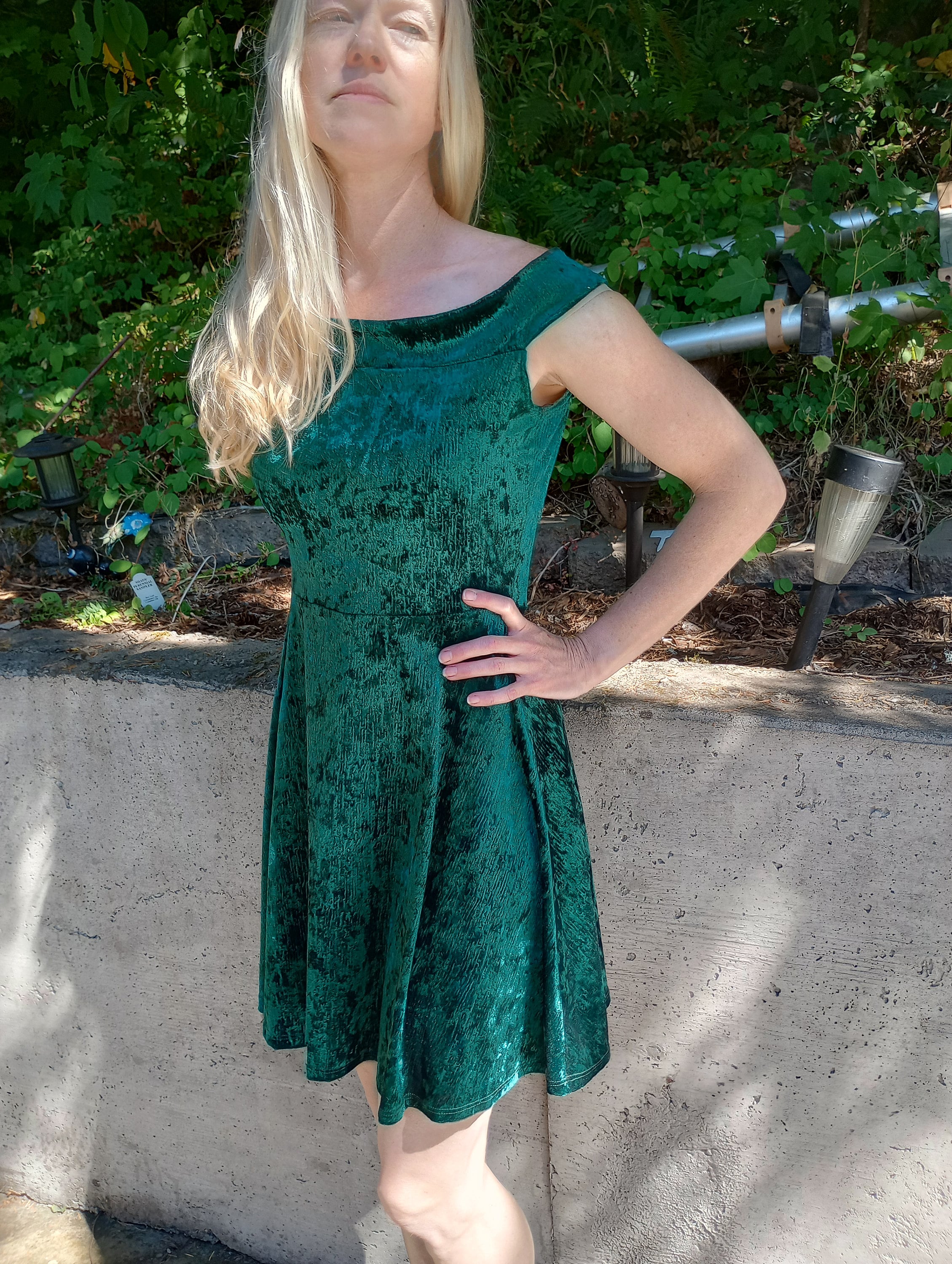 Emerald green velvet designer off the shoulder mini Dress Size 6. Made in USA Emerald green velvet designer off the shoulder mini Dress Size 6. Made in USA