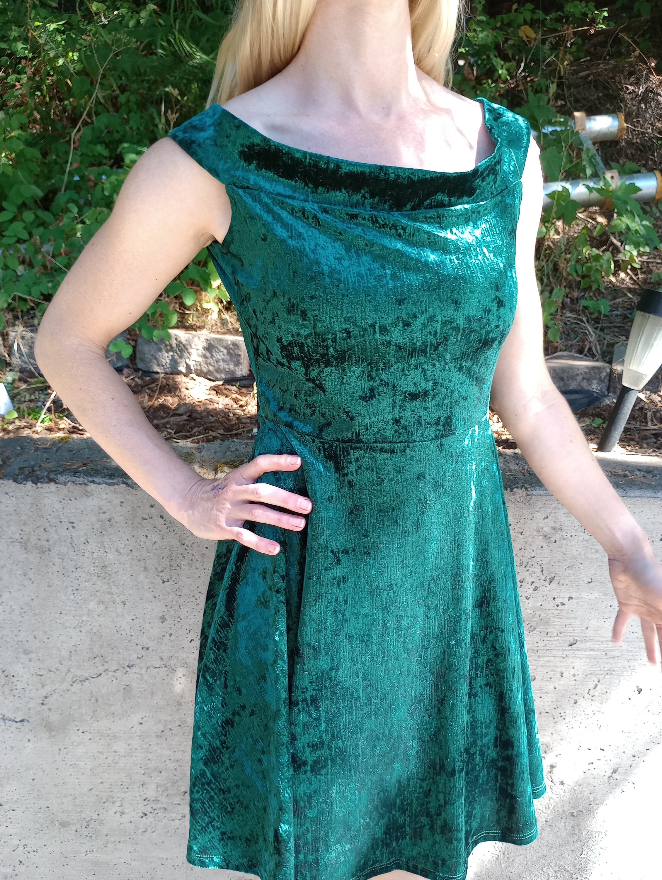 Emerald green velvet designer off the shoulder mini Dress Size 6. Made in USA