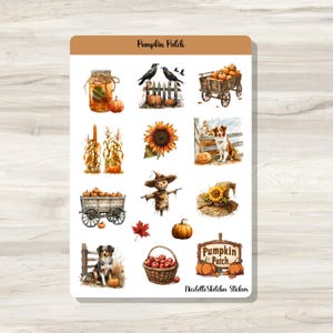 Può includere: Un foglio di adesivi con una varietà di illustrazioni a tema autunnale, tra cui zucche, uno spaventapasseri, un girasole, un cane, un carro e un cartello che dice "Pumpkin Patch".