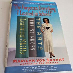 Puede incluir: Portada de libro con fondo azul y una mujer de pie frente a tres libros. Los libros se titulan "Learning Skills", "The Sciences" y "The Arts". La portada del libro también incluye el texto "I've Forgotten Everything I Learned in School!" y "Marilyn Vos Savant, Autora de Ask Marilyn".