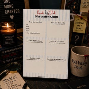 Puede incluir: Una guía de discusión para club de lectura en papel blanco con rayas verticales azul claro, que presenta secciones tituladas Open the Case File, Meet the Suspects, First Impressions, The Plot Thickens, Red Herrings y Unreliable Narrator Check.