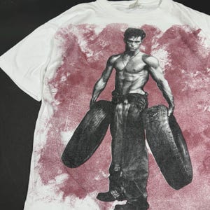 90s HERB RITTS FRED WITH TIRES Tシャツ 90s Fred With Tires, Herb Ritts T-Shirt (fits M) Description