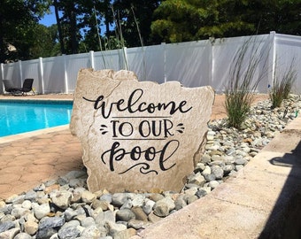 Letrero de piedra de bienvenida a nuestra piscina - Piedra de paisaje - Grabado - Piedra de jardín - Letrero de piscina - Decoración de patio - Decoración de jardín - Jardín de piscina