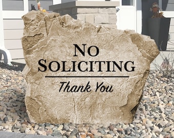 Könnte beinhalten: Ein beigefarbener Stein mit den Worten "NO SOLICITING" und "Thank You" in schwarzer Schrift.