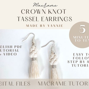 Peut inclure: Une paire de boucles d'oreilles en macramé à franges blanches avec des crochets d'oreille argentés. Les boucles d'oreilles sont réalisées avec un nœud couronne et ont une frange qui pend du bas. L'image comprend le texte "Macrame Crown Knot Tassel Earrings Made by Yannie 5 Minutes to Ten Easy to Follow Step by Step Tutorial Digital Files Macrame Tutorial".
