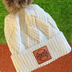 Bonnet pour maman de softball, chapeau d'hiver, patch en cuir, conception personnalisée, équipe sportive, idée cadeau pour maman de softball, vêtements d'hiver, accessoire chaud, bonnet en tricot de fourrure à pompons