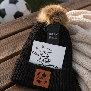 Fotbollsmamma Mössa Vintermössa Läderlapp Mamma Gåva Fotbollsfan Vinterkläder Varm Mössa Pom Top Kallt Väder Plantillbehör Lagmamma bild 15