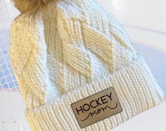 Hockey Mom Mütze Wintermütze Leder Patch Mom Geschenk Hockey Fan Winter Wear Warme Mütze Pom Top Kaltwetter Eisbahn Accessoire Team Mom Sport