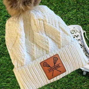 Lacrosse Mom Beanie Wintermütze Leder Patch Custom Design Sport Team Lacrosse Mom Geschenkidee Winter Wear warmes Accessoire Fellbommel Strickmütze