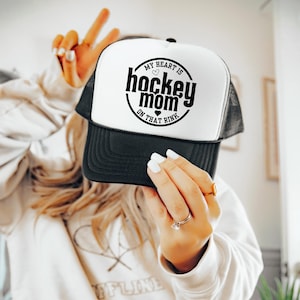 Czapka hokejowa dla mamy z nadrukiem serca Czapka z daszkiem dla mamy z siatką z tyłu i pianką z przodu Sprzęt do gry na lodzie Pomysł na prezent dla mamy sportowej Hockey Rodzic Dzień gry Czapka z daszkiem