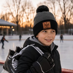 Fotbollsmamma Mössa Vintermössa Läderlapp Mamma Gåva Fotbollsfan Vinterkläder Varm Mössa Pom Top Kallt Väder Plantillbehör Lagmamma bild 11