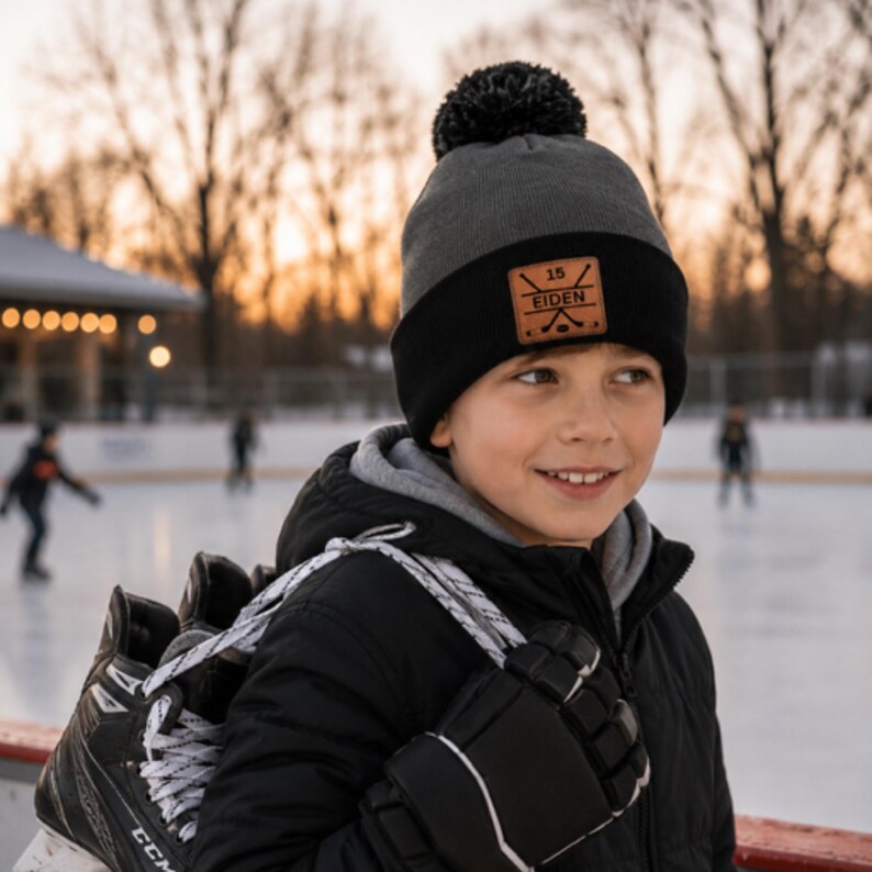 Fotbollsmamma Mössa Vintermössa Läderlapp Mamma Gåva Fotbollsfan Vinterkläder Varm Mössa Pom Top Kallt Väder Plantillbehör Lagmamma bild 11