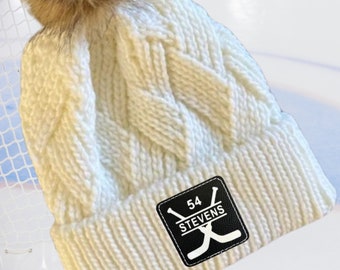 Gorro de invierno para mamá de hockey, parche de cuero, diseño personalizado, idea de regalo para mamá de hockey, accesorio cálido de invierno, gorro de punto con pompón de piel