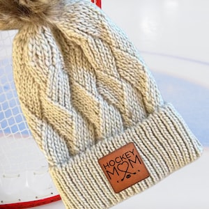Hockeymamma mössa vintermössa lädermärke mamma gåva hockeyfan vinterkläder varm mössa pom top kallt väder rink tillbehör lagmamma sport