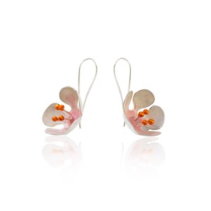 桜色の花のシルバーピアス / スクーセックによるハンドメイド