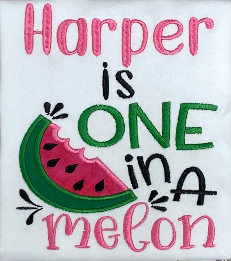Op de afbeelding: Een witte romper met roze en groene borduursels. De romper zegt "Harper is one in a melon" met een watermeloenafbeelding.