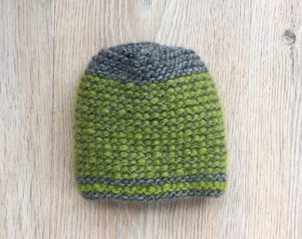 gestrickte Baby Mütze | grau/grün | KU 35-42 cm