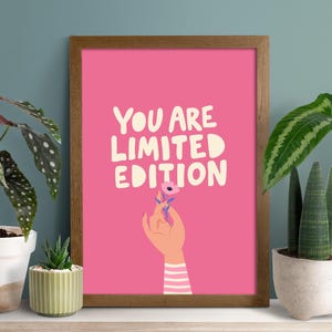 Karte "You are limited edition" | mit Hand und Blume | A6 | Spruchkarte | Frauen Postkarte | Du bist eine limitierte Auflage