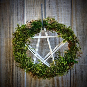 Couronne mousseuse, couronnes de mousse, couronne de pentagramme, couronnes de 6 pouces, couronnes naturelles, couronnes de sorcière, tentures de porte, décor naturel, couronne de porte