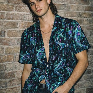 Camisa con botones de neón Koi ciberpunk / Camisa de arte digital Synthwave / Top de festival de vaporwave Techwear / Y2K