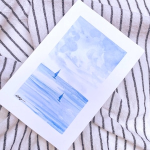 Cartão de paisagem marinha em aquarela pintada à mão com barcos – Cartão de felicitações com arte do oceano em azul cobalto – Cartão de notas costeiras náuticas – Cartão em branco