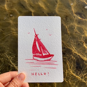 Tarjeta de velero con acuarela pintada a mano – Tarjeta de felicitación de &quot;Hola&quot; con un barco rojo – Tarjeta náutica &quot;Simplemente porque sí&quot; – Interior en blanco – Coastal Stationery
