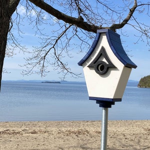 Regal Pole Mount Birdhouse White with Navy Roof image 9
