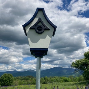 Regal Pole Mount Birdhouse White with Navy Roof image 7