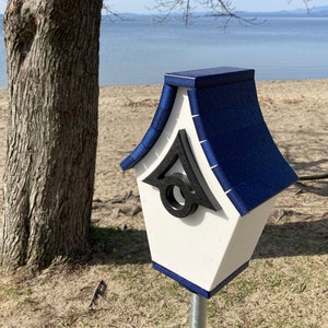 Regal Pole Mount Birdhouse White with Navy Roof image 10