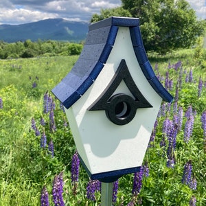 Regal Pole Mount Birdhouse White with Navy Roof image 6