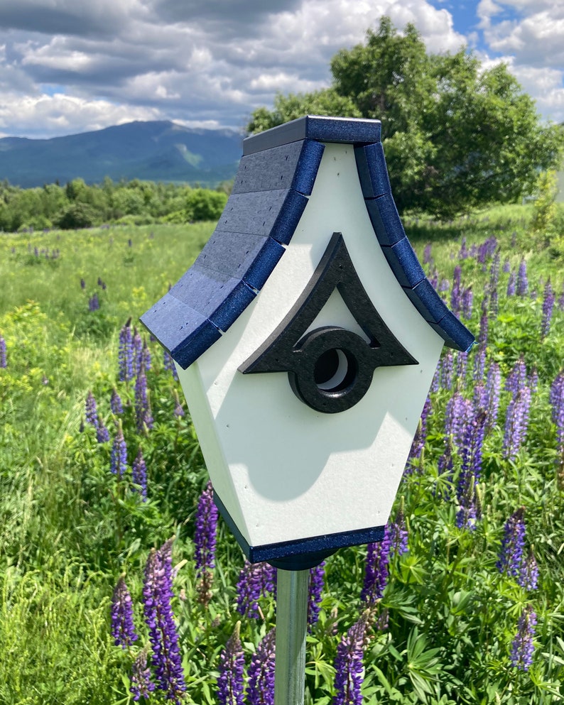 Regal Pole Mount Birdhouse White with Navy Roof image 6