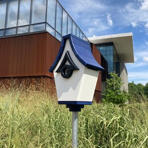 Regal Pole Mount Birdhouse White with Navy Roof image 1