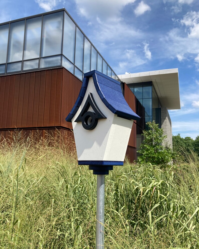 Regal Pole Mount Birdhouse White with Navy Roof image 1