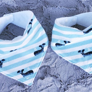 Bavaglino Bandana di balena, Bavaglino di bava reversibile, Bavaglino di moda carino, Bavaglino di bandana nautica, Bavaglino di balena carino, Bava assorbente, Regalo doccia bambino