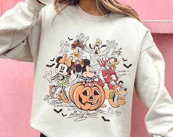 Retro Myszka Miki i Przyjaciele z napisami Halloween Comfort Colors png, Koszulka z nadrukiem Myszki Miki „Nie taki straszny” na Halloween, Wycieczka na Halloween 2025 png