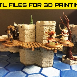 Puede incluir: Un conjunto de muros de castillo en miniatura impresos en 3D con un puente de madera que los conecta. Las paredes están pintadas de blanco con una textura de piedra. El puente es marrón con tablones de madera. Hay tres figuras en miniatura en el puente, una es un ogro verde, otra es un samurái rojo y otra es un samurái blanco. El texto ".STL FILES FOR 3D PRINTING" está en la parte superior de la imagen.