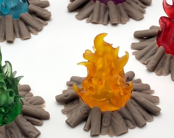 AU FEU ! Un diorama miniature en résine translucide orange pour feu de camp en bois brille de lumière