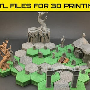 Pode incluir: Um conjunto de cemitério impresso em 3D com um arco de pedra, uma pequena capela, uma árvore com raízes e várias lápides. O conjunto é composto por ladrilhos hexagonais com um design de pedra e grama.  .STL FILES FOR 3D PRINTING