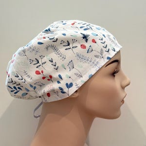 White bees and floral scrub cap