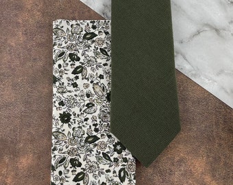 Men&#39;s Slim Hunter Green Necktie & White w/ Dark Green Floral Pocket Square Accessory Set