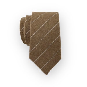 Herren-Krawatte aus olivbraun gestreifter Baumwolle, schlank / schmale Breite, rustikale Herbsthochzeit, Partystil, Bräutigam und Trauzeuge