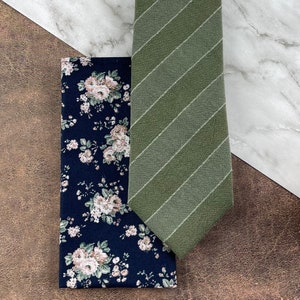 Men’s Forest Sage Dual-Tone Striped Slim Necktie & Navy Rustic Style Floral Pocket Square Wedding Groom Best Man Groomsman Accessory Set