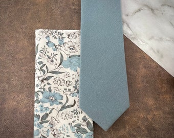 Men&#39;s Slim Dusty Blue Necktie & White Floral Pocket Square Set
